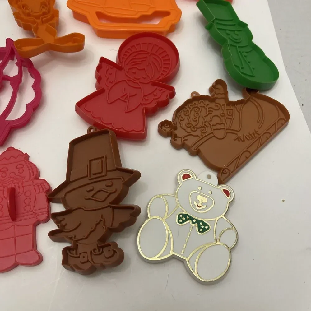 Lot Of Vintage Cookie Cutters Looney Tunes Popples Holiday Vintage Mickey Plus